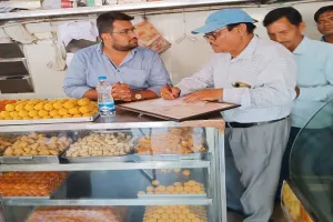 मुरादाबाद : मिष्ठान प्रतिष्ठानों पर छापे, लड्डू व बर्फी के नमूने लिए