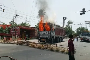 मुरादाबाद : महिला की मौत से गुस्साए लोगों ने फूंका ट्रक, चालक को पीटा  