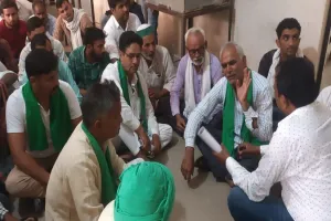 संभल : बिजली समस्या को लेकर एक्सईएन दफ्तर आए किसानों पर गार्ड ने तानी बंदूक, हंगामा