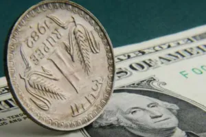 रुपया शुरुआती कारोबार में 10 पैसे टूटकर 82.35 प्रति डॉलर पर 