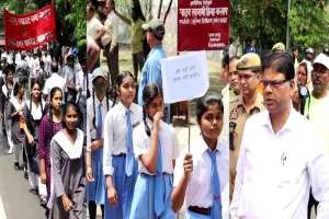 मतदाता जागरुकता रैली को DM लखनऊ ने हरी झंडी दिखाकर किया रवाना, मतदान को लेकर छात्रों ने किया जागरुक