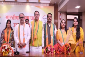 लखनऊ: निकाय चुनाव के मतदान से पहले सपा को बड़ा झटका, पूर्व मंत्री हेमराज वर्मा ने ली BJP की सदस्यता