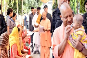 गोरखपुर: जनता दरबार कार्यक्रम में बोले CM योगी, आप बिना चिंता उपचार कराइए, पैसा हम देंगे