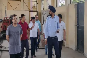 लखनऊ: बारिश में होने वाले जलभराव को लेकर नगर आयुक्त ने बाढ़ पंपिंग स्टेशनों का किया निरीक्षण 