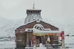 रुद्रप्रयाग : केदारनाथ धाम में बारिश और बर्फबारी, श्रद्धालुओं से मौसम की जानकारी करके यात्रा करने का आग्रह 