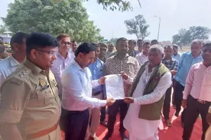 पीलीभीत: भाजपा विधायक के पिता पूर्व मंत्री धरने पर बैठे, बोले- कोतवाल हटाओ