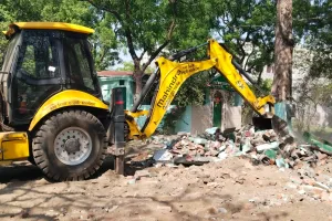 हल्द्वानी: जंगलात ने चीड़ डिपो में अवैध बने दो कमरे ढहाए 