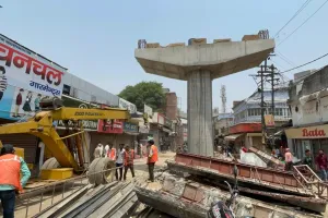 बरेली: सहालग में बाजार से गायब हुए ग्राहक, कुतुबखाना पुल निर्माण में दुकानदारों के लिए आफत