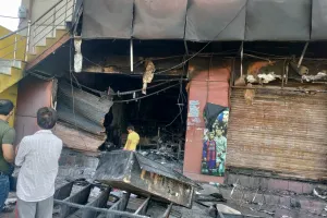 हल्द्वानी: हार्डवेयर और स्पोर्ट्स की दुकान में लगी आग, राख हुआ लाखों का सामान