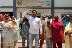 हल्द्वानी: एक तो गर्मी ऊपर से बिजली कटौती, लोगों का चढ़ा पारा...पहुंचे बिजली दफ्तर