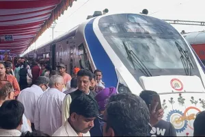 Vande Bharat Uttarakhand: प्रधानमंत्री ने हरी झंडी दिखा कर वंदे भारत को किया रवाना  