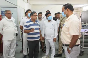 शाहजहांपुर: फर्श पर मरीजों को देख डीएम हुए खफा, 30 बेड बढ़ाने का दिया आदेश