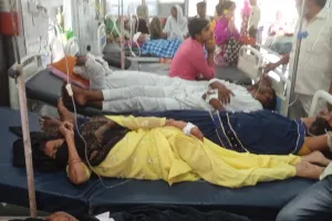 शाहजहांपुर: डीएम के आदेश का असर नहीं, दूसरे दिन भी बेड पर दो-दो मरीज