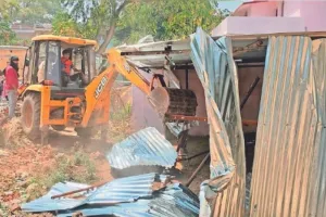 लालकुआं: नगीना कॉलोनी से अवैध कब्जे हटवाए रेलवे, हाईकोर्ट ने कब्जाधारियों की याचिका को निरस्त किया