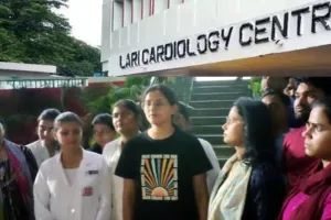 KGMU: लारी में वार्ड बॉय ने महिला नर्सिंग ऑफिसर को पीटा, केजीएमयू प्रशासन पर कार्रवाई न करने का लगाया आरोप