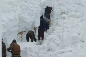 हेमकुंड साहिब में जमी बर्फ की मोटी चादर हटाने में जुटे सेना के जवान, 20 मई को खुलेंगे कपाट, तैयारियों का जायजा लेने पहुंचे डीएम व एसपी