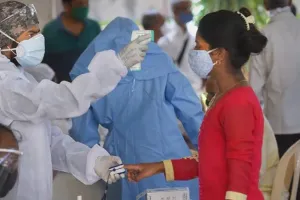 देश में एक दिन में कोरोना के 403 नए मामले आए सामने, एक्टिव केस की संख्या घटकर 5 हजार से नीचे 