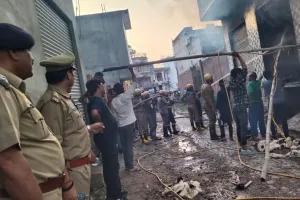 बिजनौर: धागे के गोदाम में लगी आग, लाखों का धागा जलकर नष्ट