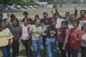 बरेली: रिजल्ट आने की खुशी में विद्यार्थियों के खिले चेहरे, पास होने पर एक दूसरे का मुंह किया मीठा