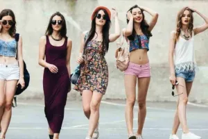 कम हाइट वाली लड़कियां इस तरह के आउटफिट से रहें दूर, शॉपिंग करते वक्त इन बातों का रखें ध्यान