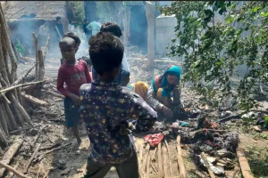 कालाढूंगी: दो झोपड़ियों में आग से सारा सामान जला 