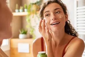 गर्मियों में चाहिए दमकती स्किन, इन ब्यूटी प्रोडक्ट का यूज करना कभी न भूलें 