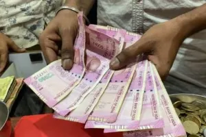 2,000 रुपये के नोट बदलने का पहला दिन, कुछ शाखाओं में छोटी कतारें 