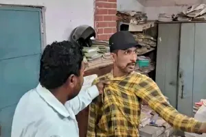 मुरादाबाद : बिजली दफ्तर में पीड़ित ग्राहक ने की दलाल की पिटाई, देखें VIDEO  