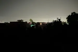 बरेली: शहर के कई इलाकों में ब्लैक आउट, बत्ती गुल होने से लोग रहे परेशान 