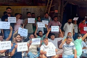 पीलीभीत: गिराए दुकानों के शटर और धरने पर बैठ गए व्यापारी...जानिए क्या है मामला 