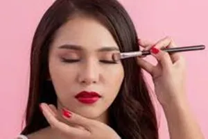 अगर चेहरे पर हैं दाग-धब्बे, इन मेकअप प्रोडक्ट का इस्तेमाल कर पाएं खूबसूरत लुक