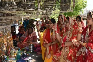 Vat Savitri 2023 : कानपुर में महिलाओं ने वट सावित्री व्रत रख पति की लंबी उम्र की कामना, यहां देखें- तस्वीरें