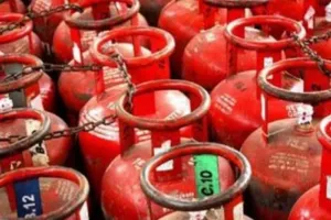 वाणिज्यिक एलपीजी की कीमत में 171.5 रुपये प्रति किग्रा की कटौती, जानें नए रेट