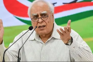 सिब्बल ने चुनाव आयोग से पूछा- कांग्रेस के खिलाफ आरोपों पर प्रधानमंत्री से सबूत क्यों नहीं मांगे गए