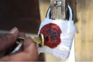 गदरपुर: बिना पंजीकरण और चिकित्सक के चल रहे अस्पताल को किया सील