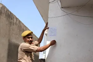 बहराइच : दुष्कर्म के आरोपियों के मकान की होगी कुर्की, पुलिस ने नोटिस किया चस्पा