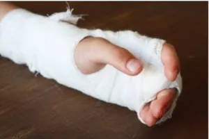 पिथौरागढ़: सड़क निर्माण के दौरान हुआ बड़ा हादसा, मजदूर का मशीन से कटा हाथ 