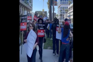 VIDEO : हॉलीवुड में लेखकों की हड़ताल, देर रात के टीवी शो हुए ठप, तख्तियों के साथ की नारेबाजी