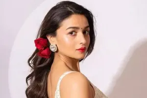 आलिया भट्ट ने समंदर किनारे गाना 'तुम क्या मिले' पर किया इंजॉय, देखें वीडियो 