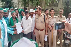 अयोध्या: सुनवाई न होने से नाराज भाकियू कार्यकर्ता सड़क पर उतरे, मान-मनौव्वल के बाद लौटे धरना स्थल