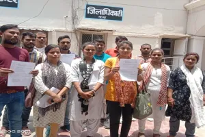 रायबरेली: सेवा विस्तार को लेकर एनआरएचएम कोविड संविदा कर्मचारियों ने डीएम को सौंपा ज्ञापन