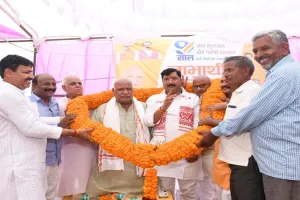 अयोध्या: सांसद लल्लू सिंह ने लाभार्थी को किया संबोधित, कहा- प्रत्येक व्यक्ति को मिल रहा जन कल्याणकारी योजनाओं का लाभ