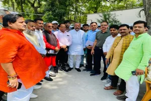 लखनऊ: मेहंदी घाट पर पुल निर्माण के लिए रक्षा मंत्री को सौंपा ज्ञापन