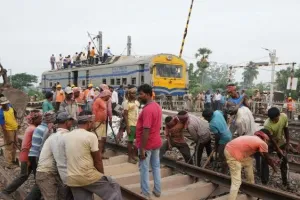 ओडिशा रेल हादसा: पटरियों की मरम्मत के लिए चौबीसों घंटे काम कर रहे हैं दल 