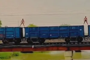 Video: अजय देवगन से भी आगे निकले नोएडा के दो युवक! चलती मालगाड़ी की छत पर खड़े होकर किया स्टंट, गिरफ्तार