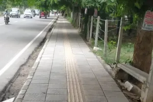 हल्द्वानी: फुटपाथ के लिए सीसी रोड उखाड़ी, सुस्त गति से चल रही इंटरलाकिंग