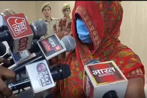 Video: मैं तुम्हें बहुत पसंद करता हूँ, मुझे अपना जिस्म छूने दो... महिला ने कौशांबी एसपी पर लगाया छेड़छाड़ का आरोप, अब मुकरी