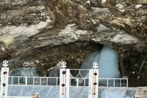 वरिष्ठ अधिकारियों ने अमरनाथ गुफा मंदिर में सुरक्षा प्रबंधों की समीक्षा की 