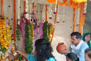 वाराणसी : भगवान जगन्नाथ का हुआ जलाभिषेक, भक्तों ने किया पूजन            