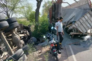 बांदा : दो ट्रक–एक डम्पर की टक्कर, चालक की मौके पर मौत - पांच घायल 